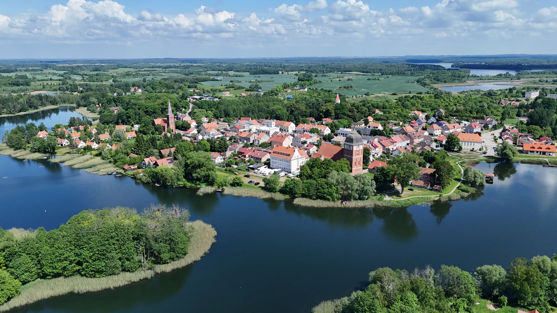 Szeroka panorama Pasymia nad wodą